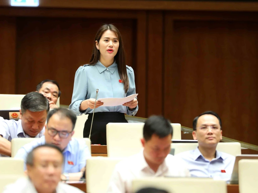 Đại biểu Quốc hội tỉnh Hà Giang Vương Thị Hương đặt câu hỏi chất vấn. Ảnh: An Đăng - TTXVN