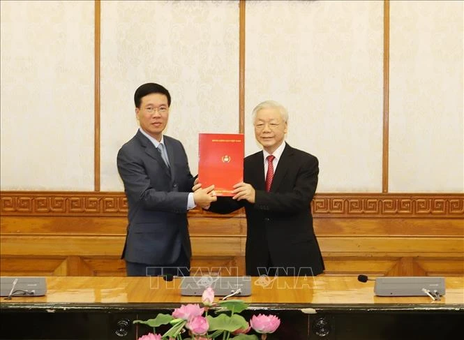 Tổng Bí thư, Chủ tịch nước Nguyễn Phú Trọng trao Quyết định cho đồng chí Võ Văn Thưởng, Ủy viên Bộ Chính trị được phân công giữ chức Thường trực Ban Bí thư. Ảnh: Trí Dũng - TTXVN
