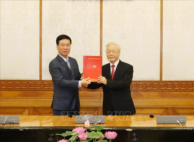 Tổng Bí thư, Chủ tịch nước Nguyễn Phú Trọng trao Quyết định cho đồng chí Võ Văn Thưởng, Ủy viên Bộ Chính trị được phân công giữ chức Thường trực Ban Bí thư. Ảnh: Trí Dũng - TTXVN