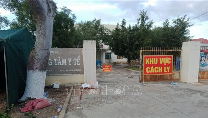 Trung tâm y tế thị xã Ayun Pa (Gia Lai) được sử dụng làm khu cách ly những trường hợp nhiễm SARS-CoV-2. Ảnh: TTXVN