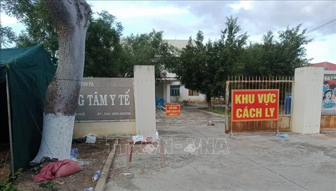Trung tâm y tế thị xã Ayun Pa (Gia Lai) được sử dụng làm khu cách ly những trường hợp nhiễm SARS-CoV-2. Ảnh: TTXVN