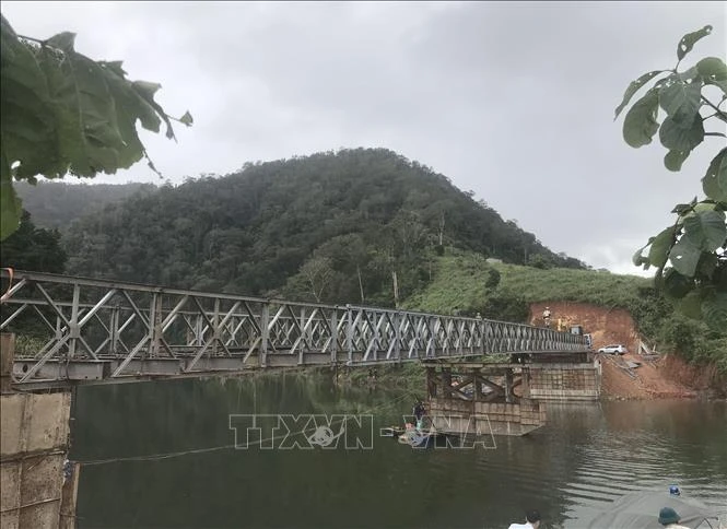 Kon Tum hoàn thành lắp đặt cầu thép nối đường vào xã Đăk Pne
