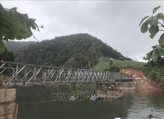 Kon Tum hoàn thành lắp đặt cầu thép nối đường vào xã Đăk Pne