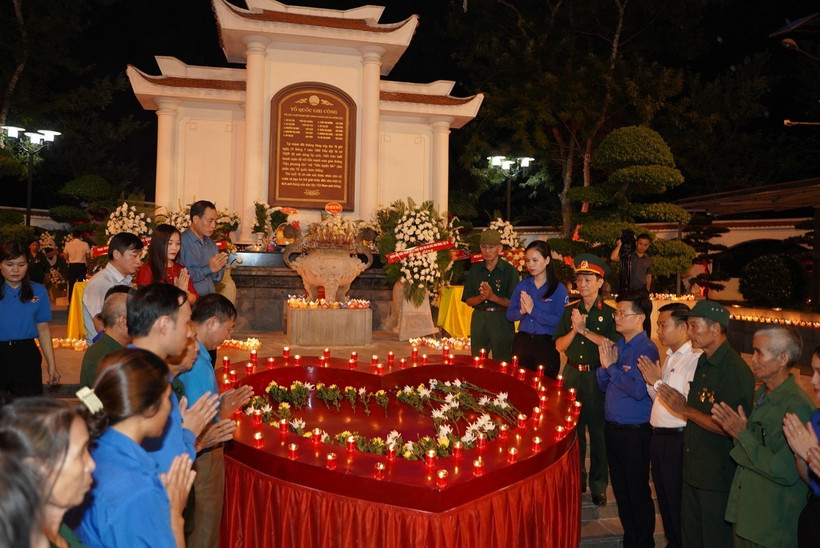 Thắp nến tri ân các Anh hùng liệt sĩ tại Ngã ba Đồng Lộc
