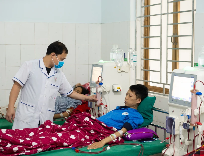 Những bệnh nhân điều trị chạy thận tại Bệnh viện Đa khoa khu vực Bắc Quang được giảm tải áp lực kinh tế nhờ các chính sách hỗ trợ bảo hiểm y tế. Ảnh: Nam Thái - TTXVN