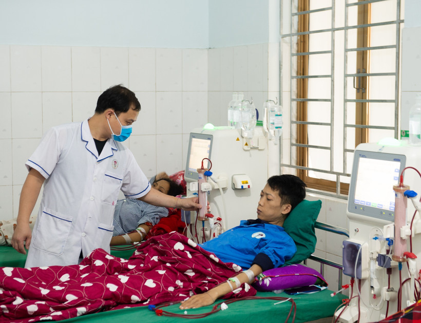 Những bệnh nhân điều trị chạy thận tại Bệnh viện Đa khoa khu vực Bắc Quang được giảm tải áp lực kinh tế nhờ các chính sách hỗ trợ bảo hiểm y tế. Ảnh: Nam Thái - TTXVN