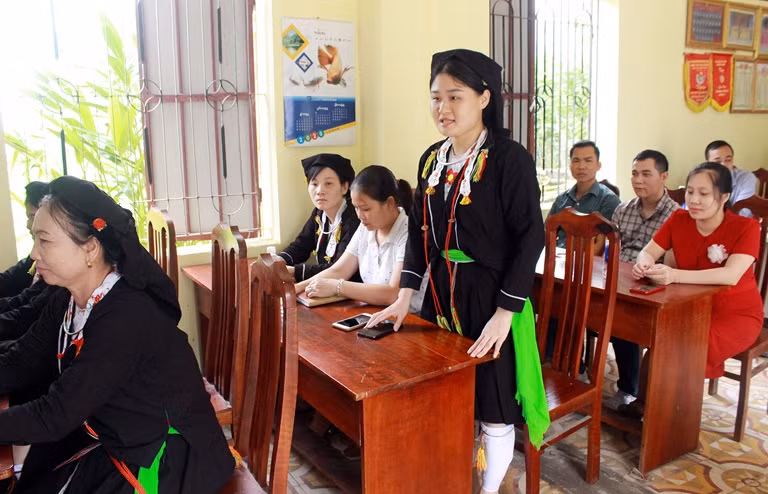 Buổi họp Chi bộ thôn Quang Minh, xã Minh Quang, huyện Tam Đảo về công tác phát triển đảng viên vùng dân tộc thiểu số có nhiều ý kiến tham gia thảo luận. Ảnh: baovinhphuc.com.vn