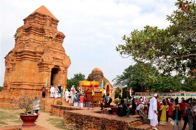  Đưa Lễ hội Katê trở thành sản phẩm du lịch đặc sắc, hấp dẫn