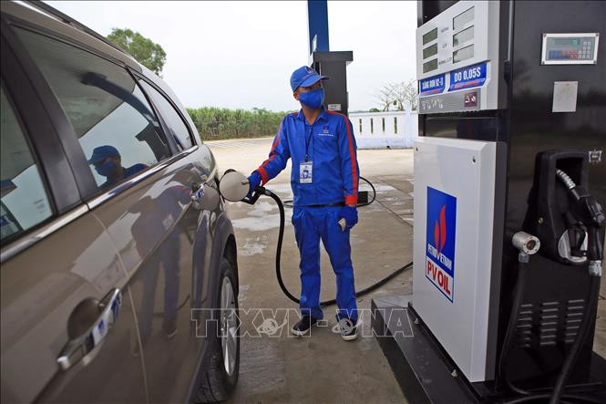 Giá xăng RON95 giảm nhẹ từ 3 giờ chiều ngày 12/8