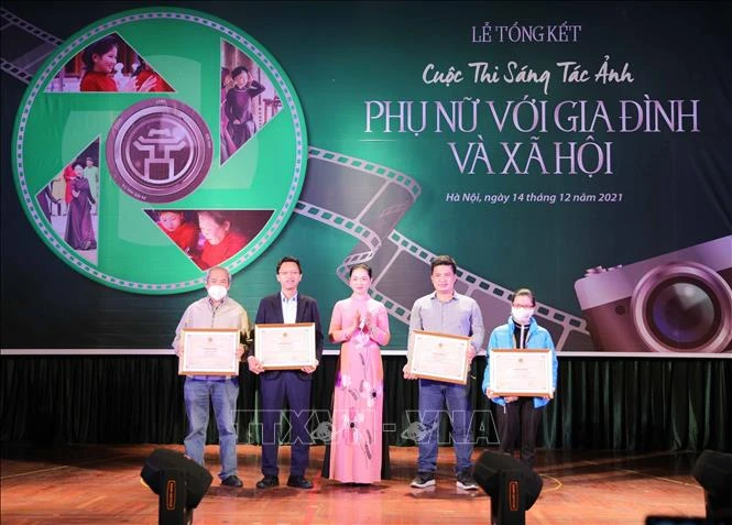 Phóng viên Bùi Cương Quyết (thứ hai, bên phải sang), Ban Biên tập Ảnh - TTXVN đạt giải Nhất ảnh bộ với tác phẩm "Những người thầm lặng cùng Thủ đô phòng, chống dịch". Ảnh: Thanh Tùng - TTXVN 