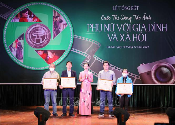 Phóng viên Bùi Cương Quyết (thứ hai, bên phải sang), Ban Biên tập Ảnh - TTXVN đạt giải Nhất ảnh bộ với tác phẩm "Những người thầm lặng cùng Thủ đô phòng, chống dịch". Ảnh: Thanh Tùng - TTXVN 