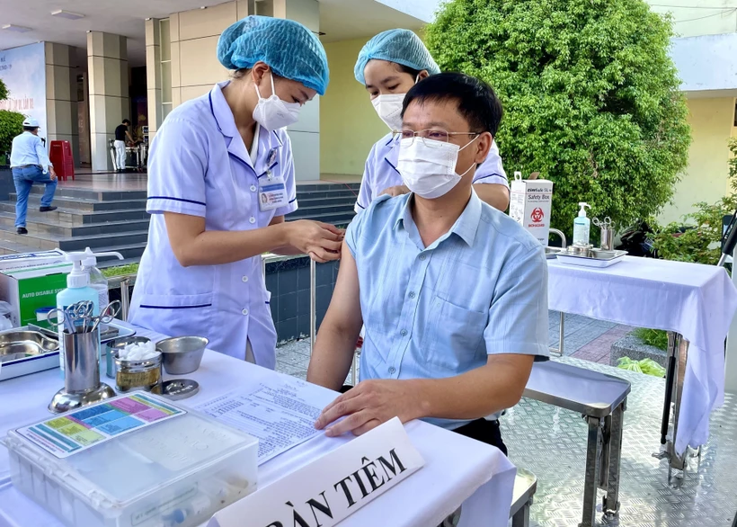 Dịch COVID-19: Ngày 16/7, cả nước ghi nhận 705 ca mắc mới, thêm một bệnh nhân tử vong 