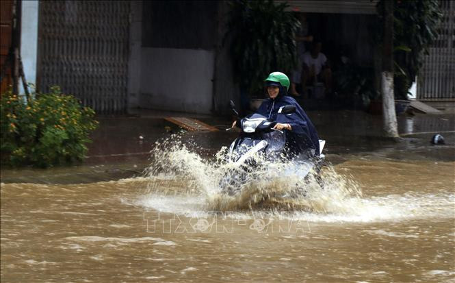 Ngập cục bộ trên đường Nhạc Sơn, thành phố Lào Cai, khiến các phương tiện tham gia giao thông gặp nhiều khó khăn. Ảnh: Quốc Khánh - TTXVN