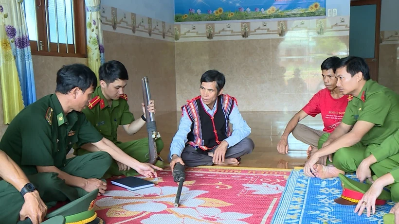 Người dân vùng biên giới Gia Lai tích cực giao nộp vũ khí, vật liệu nổ 