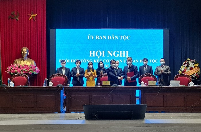 Ký kết giao ước thi đua năm 2022 giữa Lãnh đạo Ủy ban Dân tộc và Công đoàn Ủy ban Dân tộc. Nguồn: baodantoc.vn