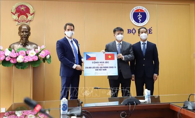 Việt Nam tiếp nhận hơn 250 nghìn liều vaccine phòng COVID-19 do Chính phủ Cộng hòa Séc trao tặng