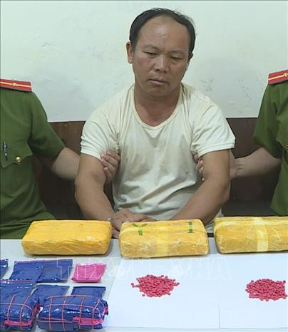 Đối tượng cùng tang vật tại cơ quan Công an. Ảnh: TTXVN