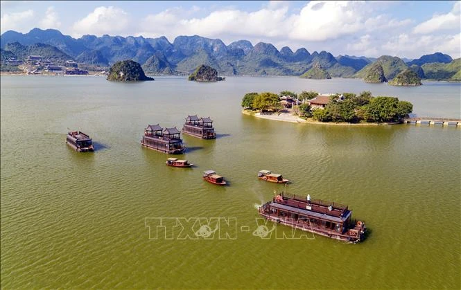 Du thuyền đưa khách tham quan hồ Tam Chúc rộng hơn 600 ha với nhiều cảnh đẹp tự nhiên. Ảnh: Đại Nghĩa - TTXVN