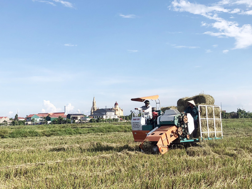 Nhiều lợi ích khi nông dân sử dụng máy thu gom rơm rạ ở Hà Tĩnh