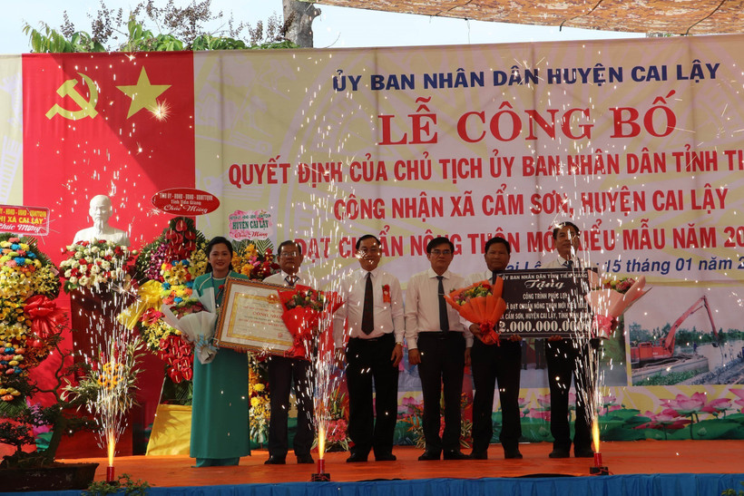Trao Bằng công nhận Cẩm Sơn đạt chuẩn xã nông thôn mới kiểu mẫu. Ảnh: Minh Trí - TTXVN