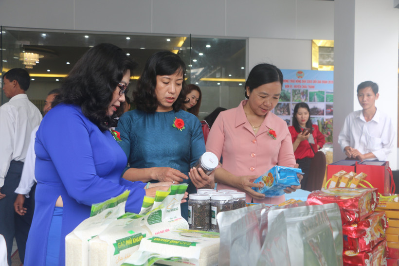Các đại biểu tham quan sản phẩm của nông dân sản xuất, kinh doanh giỏi. Ảnh: Nhật Bình - TTXVN