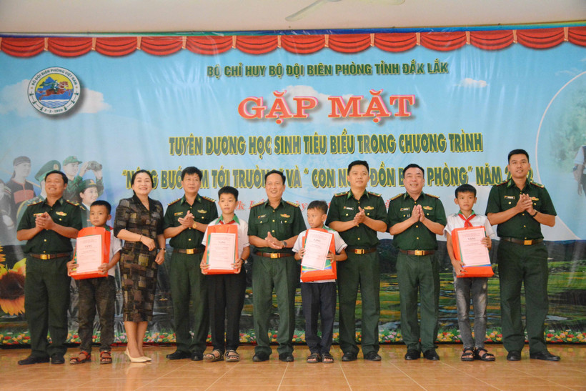Chung tay hỗ trợ học sinh có hoàn cảnh đặc biệt khó khăn nơi biên giới Đắk Lắk