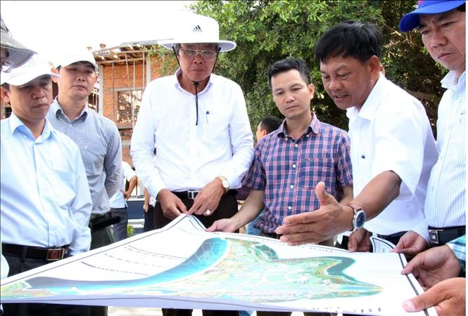 Lãnh đạo UBND tỉnh Ninh Thuận kiểm tra, rà soát để tháo gỡ khó khăn cho dự án khu du lịch Bình Tiên, huyện Thuận Bắc. Ảnh: Công Thử - TTXVN