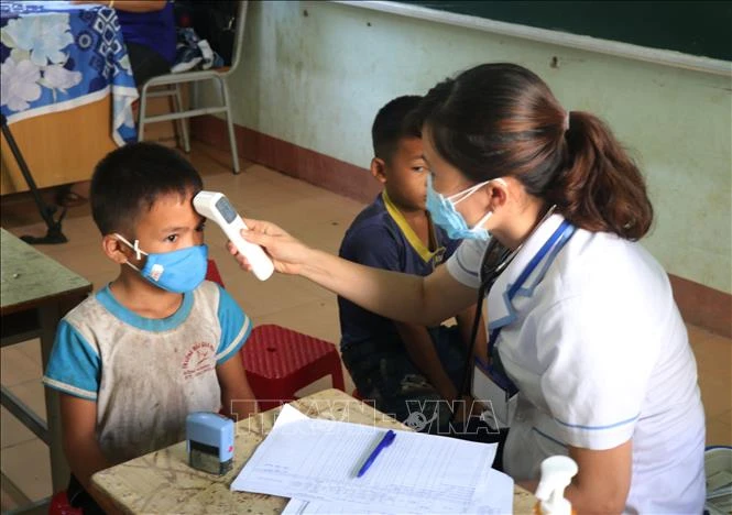 Nhân viên y tế khám sàn lọc và tiêm vắc xin phòng bệnh bạch hầu cho trẻ em dưới 7 tuổi tại buôn Diêo, xã Bông Krang, huyện Lắk, tỉnh Đắk Lắk. Ảnh: Nguyễn Tuấn Anh – TTXVN