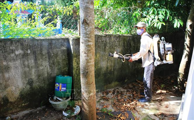 Phun thuốc diệt muỗi phòng chống sốt xuất huyết ở Thừa Thiên - Huế. Ảnh: Hồ Cầu-TTXVN