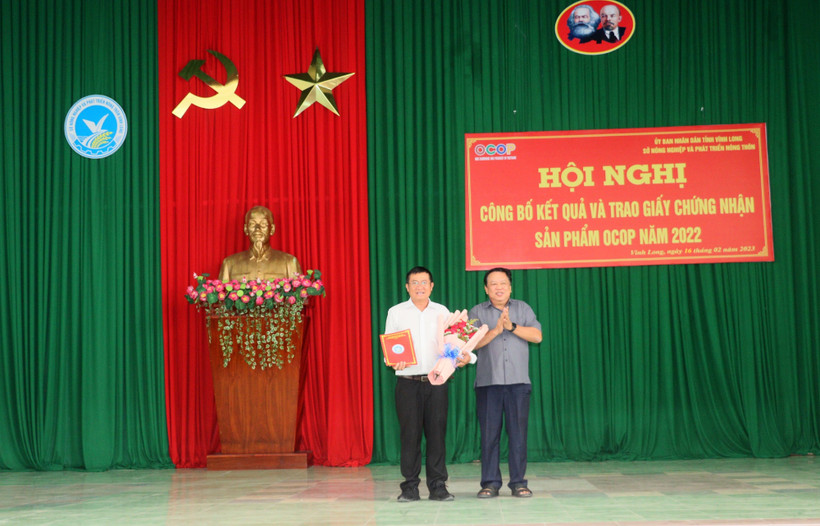 Ban tổ chức trao Giấy chứng nhận cho đại diện các chủ thể có sản phẩm được công nhận đạt OCOP. Ảnh: Lê Thúy Hằng - TTXVN