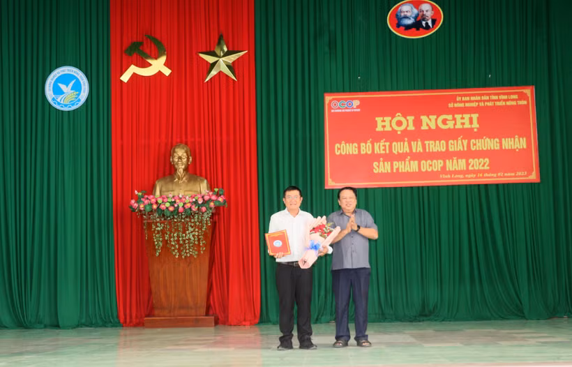 Ban tổ chức trao Giấy chứng nhận cho đại diện các chủ thể có sản phẩm được công nhận đạt OCOP. Ảnh: Lê Thúy Hằng - TTXVN