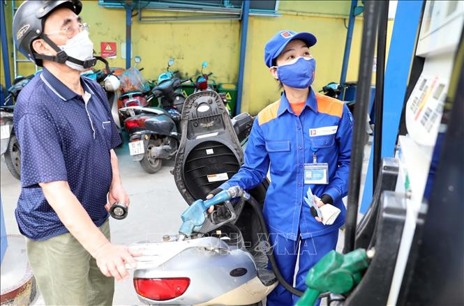 Giá xăng tiếp tục tăng đến hơn 900 đồng/lít