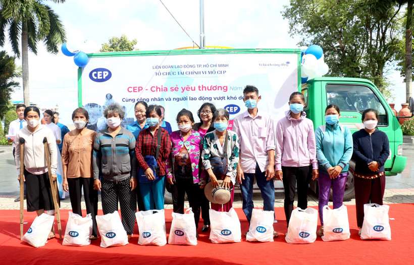 Liên đoàn Lao động tỉnh Vĩnh Long trao quà nhu yếu phẩm cho các gia đình có hoàn cảnh khó khăn. Ảnh: Lê Thúy Hằng - TTXVN
