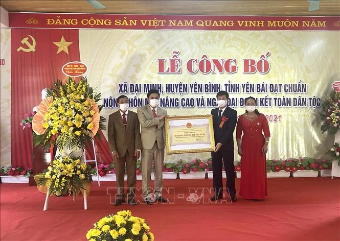 Lãnh đạo UBND tỉnh Yên Bái trao Bằng công nhận đạt Chuẩn nông thôn mới nâng cao cho Đảng bộ, chính quyền, nhân dân xã Đại Minh, huyện Yên Bình. Ảnh: Tuấn Anh - TTXVN