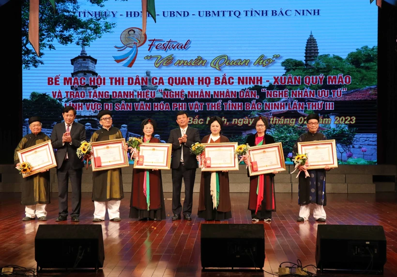 Tôn vinh các nghệ nhân lĩnh vực di sản văn hóa phi vật thể 