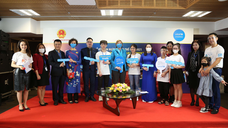 Các đại biểu dự Lễ kỷ niệm Ngày Trẻ em Thế giới 2021 nêu bật tầm quan trọng của sức khỏe tâm thần khỏe mạnh cho trẻ em. Ảnh: baophapluat.vn