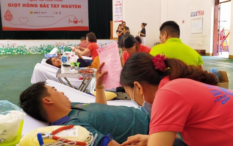 Ngày hội hiến máu Giọt hồng Bắc Tây Nguyên tại Kon Tum