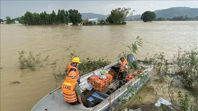 Bình Định hỗ trợ nhu yếu phẩm cho người dân bị cô lập trong lũ