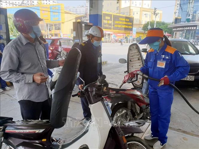Giá xăng tiếp tục tăng mạnh hơn 1.400 đồng/lít