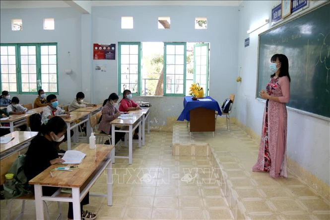 Buổi học đầu tiên sau thời gian giãn cách xã hội tại trường Tiểu học và Trung học cơ sở Đông Tiến (xã Đông Tiến, huyện Hàm Thuận Bắc, tỉnh Bình Thuận). Ảnh: Nguyễn Thanh – TTXVN