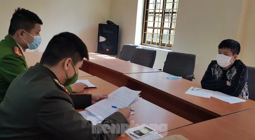 Lực lượng chức năng lấy lời khai của đối tượng Dương Ngọc Kiên (bên phải). Ảnh: tienphong.vn