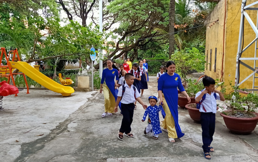 Tưng bừng khai giảng năm học mới ở huyện đảo Trường Sa