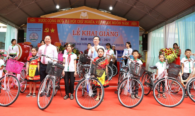 Đồng chí Võ Văn Thưởng, Ủy viên Bộ Chính trị, Thường trực Ban Bí thư Trung ương Đảng cùng Bí thư Tỉnh Ủy Hòa Bình Nguyễn Phi Long trao tặng 30 chiếc xe đạp cho học sinh nghèo vượt khó của trường Phổ thông dân tộc bán trú Tiểu học và Trung học cơ sở Thung 