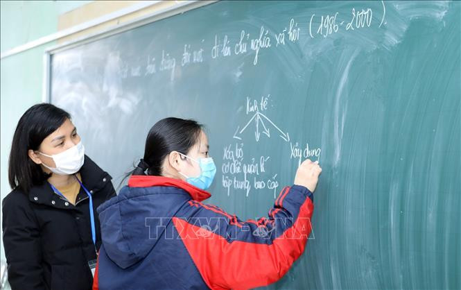 Cô giáo Lê Thị Thanh Quỳnh, Trung tâm giáo dục thường xuyên 1 tỉnh Lạng Sơn ôn tập môn Sử cho học sinh lớp 12C. Ảnh: Anh Tuấn - TTXVN