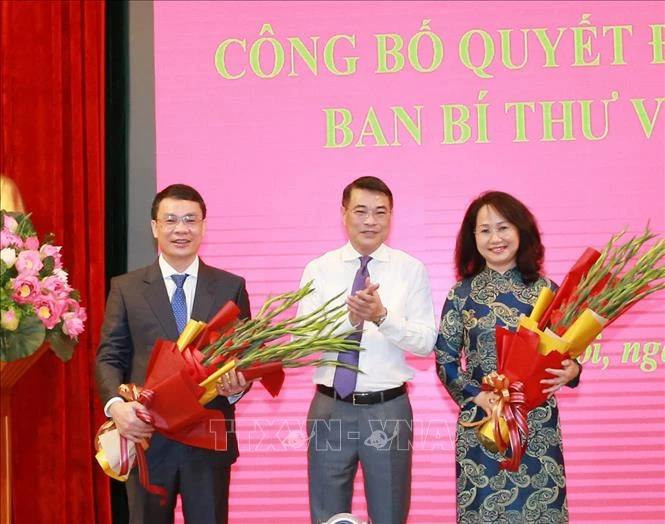 Đồng chí Lê Minh Hưng, Bí thư Trung ương Đảng, Phó Chánh Văn phòng Trung ương Đảng tặng hoa chúc mừng các đồng chí Lâm Thị Phương Thanh và Đặng Khánh Toàn. Ảnh: Phương Hoa - TTXVN