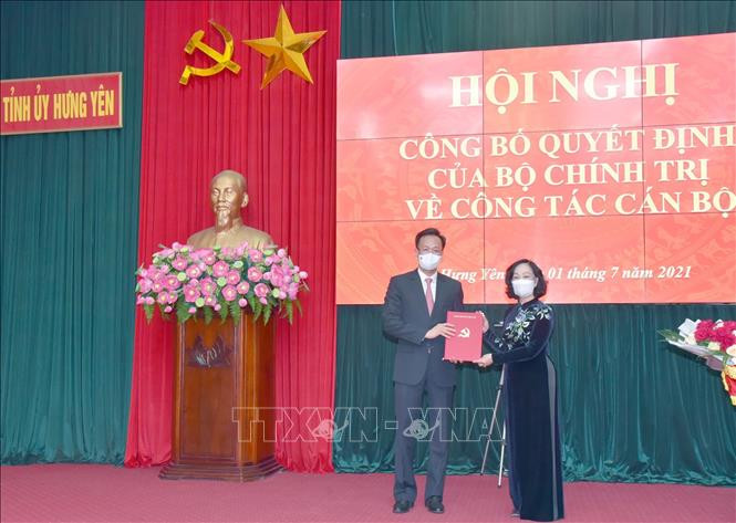 Bà Trương Thị Mai, Ủy viên Bộ Chính trị, Bí thư Trung ương Đảng, Trưởng Ban Tổ chức Trung ương trao quyết định cho ông Nguyễn Hữu Nghĩa. Ảnh: Đinh Tuấn - TTXVN