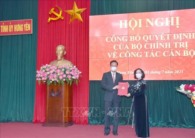 Bà Trương Thị Mai, Ủy viên Bộ Chính trị, Bí thư Trung ương Đảng, Trưởng Ban Tổ chức Trung ương trao quyết định cho ông Nguyễn Hữu Nghĩa. Ảnh: Đinh Tuấn - TTXVN