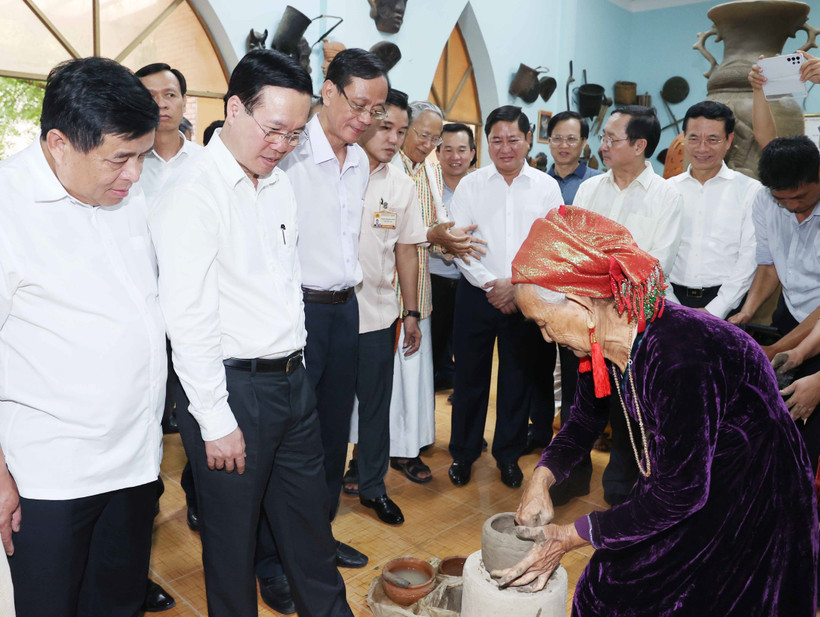 Chủ tịch nước tham quan Nhà trưng bày gốm Bàu Trúc tại thôn Bàu Trúc. Ảnh: Thống Nhất-TTXVN