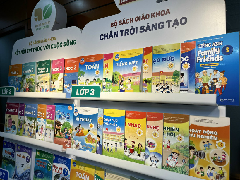 Giới thiệu sách giáo khoa mới lớp 3, lớp 7, lớp 10 tới tất cả các địa phương trên cả nước