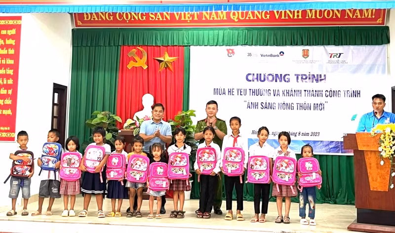 Thừa Thiên - Huế hỗ trợ học sinh vùng cao đến trường 